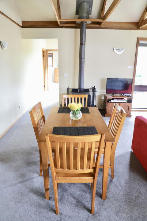 Red Ceder Cottage - Great Ocean Road - Port Campbell - E Caravan Parks 15