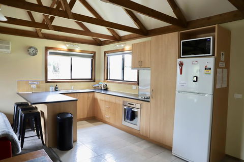 Red Ceder Cottage - Great Ocean Road - Port Campbell - E Caravan Parks 11