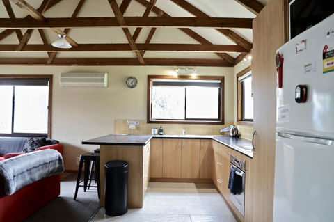 Red Ceder Cottage - Great Ocean Road - Port Campbell - E Caravan Parks 14