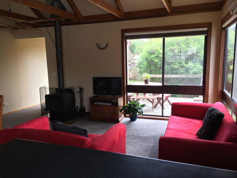 Red Ceder Cottage - Great Ocean Road - Port Campbell - E Caravan Parks 19