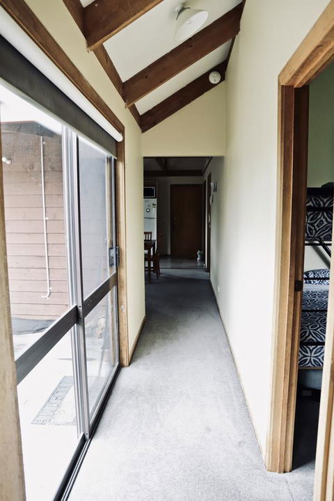 Red Ceder Cottage - Great Ocean Road - Port Campbell - E Caravan Parks 20