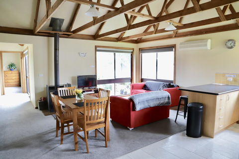 Red Ceder Cottage - Great Ocean Road - Port Campbell - E Caravan Parks 12