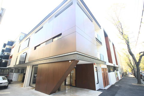 RNR Serviced Apartments North Melbourne - E Caravan Parks 6
