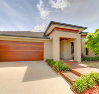 Newington Lakehouse - E Caravan Parks