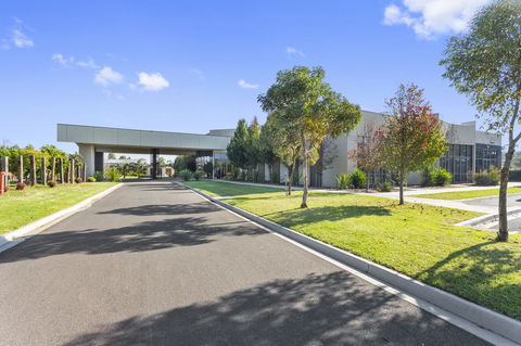 Quality Hotel Point Cook - E Caravan Parks 7