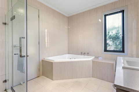 Quality Hotel Point Cook - E Caravan Parks 12