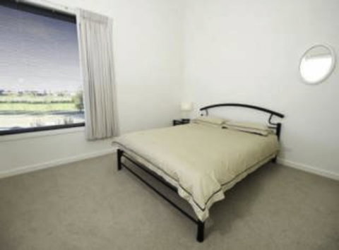 19 Glen Eagles Close - E Caravan Parks 8