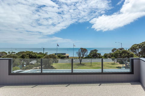 Blairgowrie Apartment 2 - On The Beach - E Caravan Parks 11