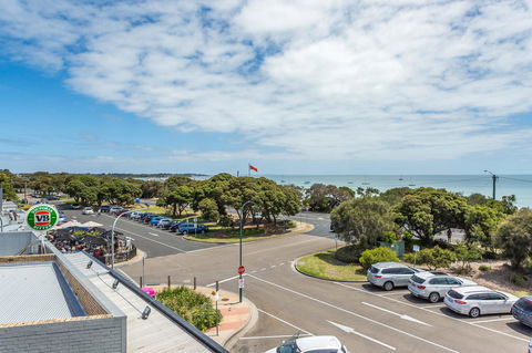 Blairgowrie Apartment 2 - On The Beach - E Caravan Parks 10