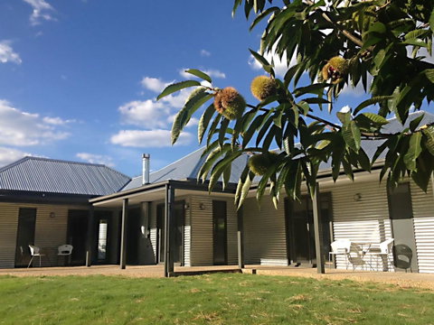 3 Bells Alpine Cottage - E Caravan Parks 0