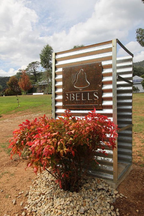 3 Bells Alpine Cottage - E Caravan Parks 12