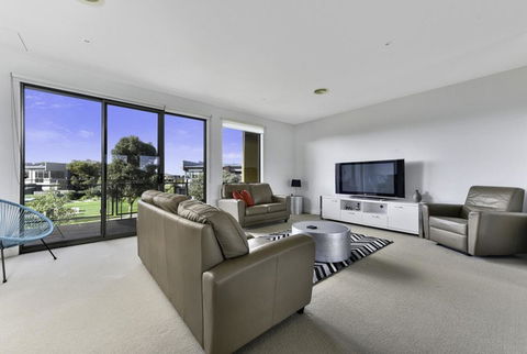 Torquay Golf Retreats - Pool, Beach, Tennis, Golf - E Caravan Parks 0