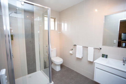 Blue Whale Motor Inn & Apartments - E Caravan Parks 15