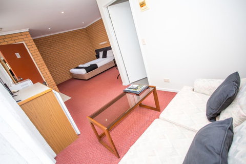 Blue Whale Motor Inn & Apartments - E Caravan Parks 6