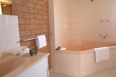 Blue Whale Motor Inn & Apartments - E Caravan Parks 19