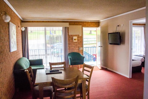 Blue Whale Motor Inn & Apartments - E Caravan Parks 2