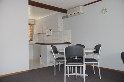 Blue Whale Motor Inn & Apartments - E Caravan Parks 28