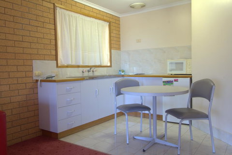 Blue Whale Motor Inn & Apartments - E Caravan Parks 31
