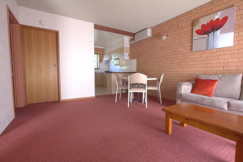 Blue Whale Motor Inn & Apartments - E Caravan Parks 30
