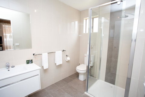 Blue Whale Motor Inn & Apartments - E Caravan Parks 11