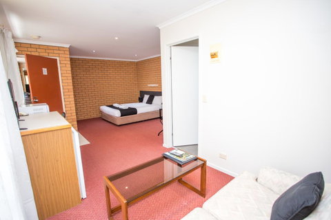 Blue Whale Motor Inn & Apartments - E Caravan Parks 8