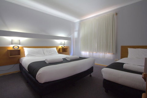 Blue Whale Motor Inn & Apartments - E Caravan Parks 1