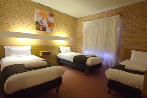 Blue Whale Motor Inn & Apartments - E Caravan Parks 21