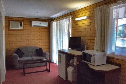 Blue Whale Motor Inn & Apartments - E Caravan Parks 5