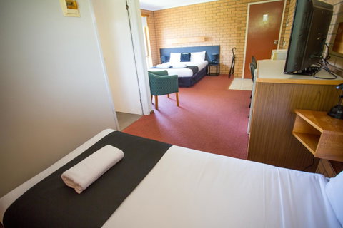 Blue Whale Motor Inn & Apartments - E Caravan Parks 12