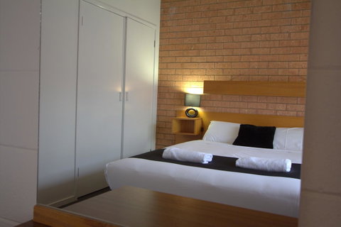 Blue Whale Motor Inn & Apartments - E Caravan Parks 24