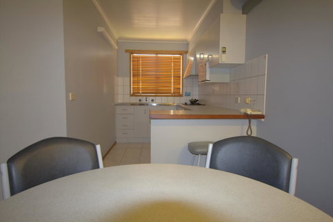 Blue Whale Motor Inn & Apartments - E Caravan Parks 22