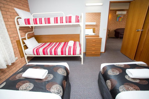 Blue Whale Motor Inn & Apartments - E Caravan Parks 14