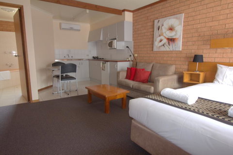 Blue Whale Motor Inn & Apartments - E Caravan Parks 20