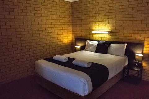 Blue Whale Motor Inn & Apartments - E Caravan Parks 10