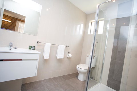 Blue Whale Motor Inn & Apartments - E Caravan Parks 7