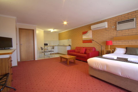 Blue Whale Motor Inn & Apartments - E Caravan Parks 17