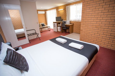 Blue Whale Motor Inn & Apartments - E Caravan Parks 9