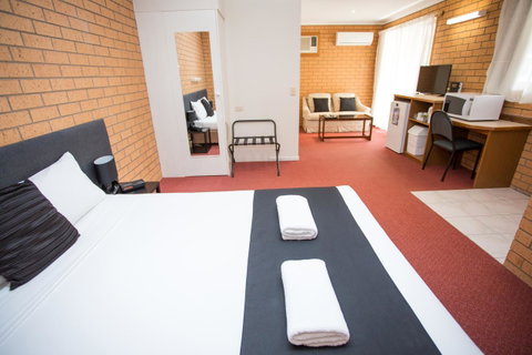 Blue Whale Motor Inn & Apartments - E Caravan Parks 3
