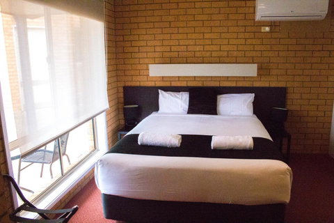 Blue Whale Motor Inn & Apartments - E Caravan Parks 4