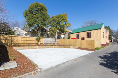 The Old Mechanics - E Caravan Parks 19