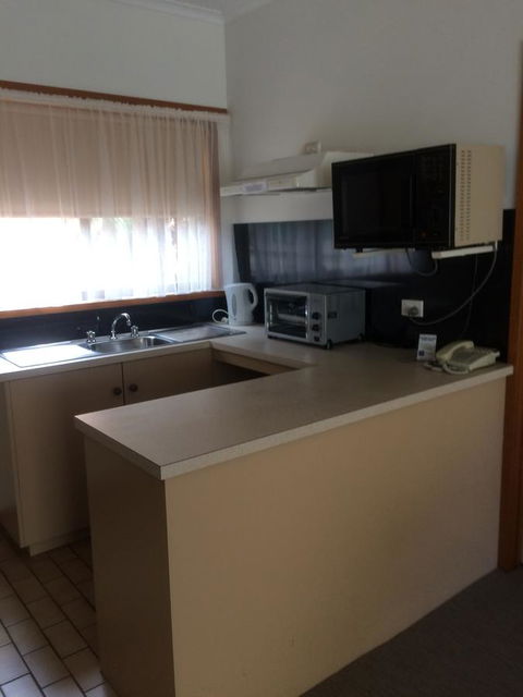 Ambassador Motor Inn - E Caravan Parks 26