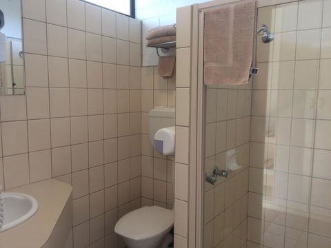 Ambassador Motor Inn - E Caravan Parks 9