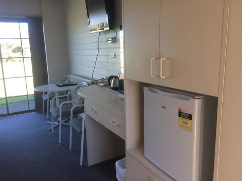 Ambassador Motor Inn - E Caravan Parks 8