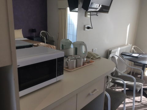 Ambassador Motor Inn - E Caravan Parks 3