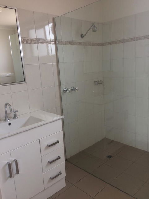 Ambassador Motor Inn - E Caravan Parks 28