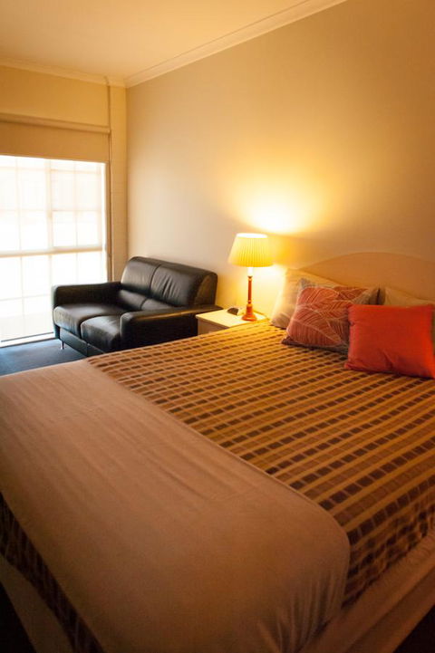 Ambassador Motor Inn - E Caravan Parks 34
