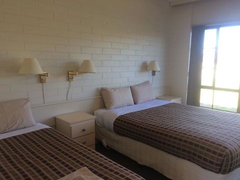 Ambassador Motor Inn - E Caravan Parks 10