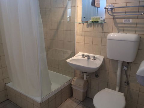 Ambassador Motor Inn - E Caravan Parks 2