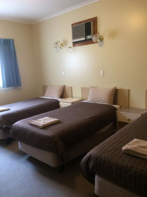 Ambassador Motor Inn - E Caravan Parks 25