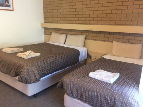 Ambassador Motor Inn - E Caravan Parks 5